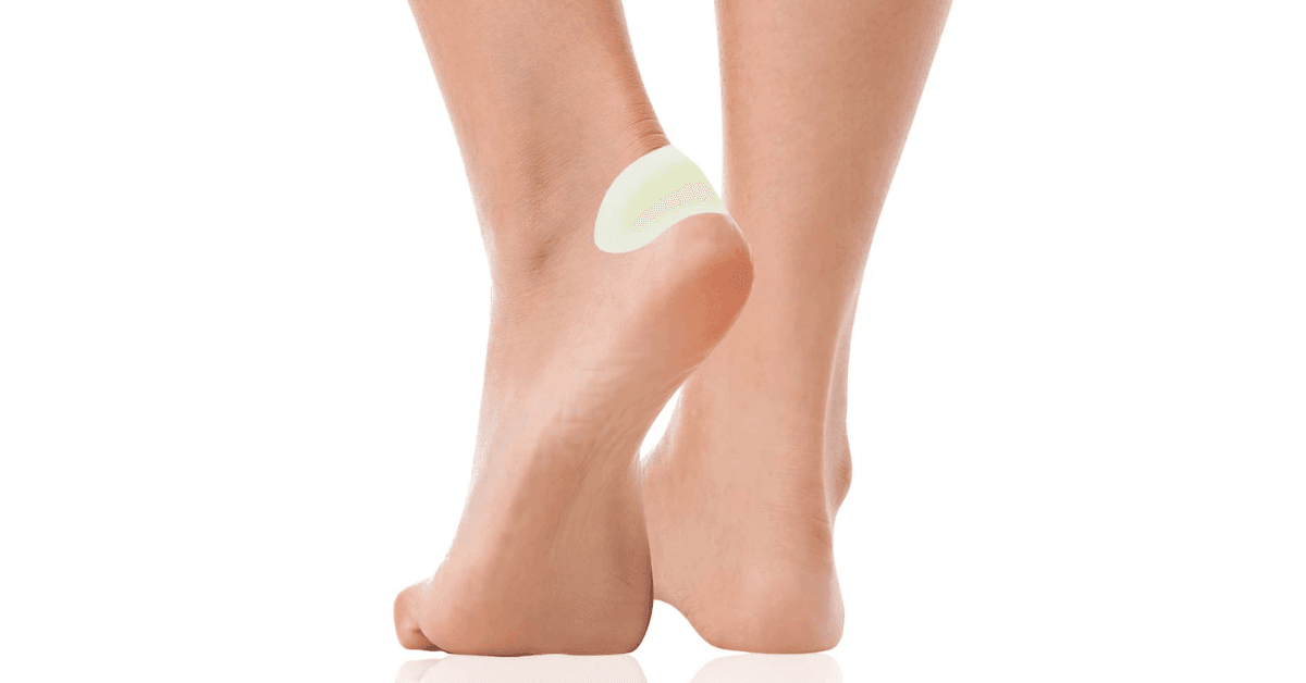 Puchýř na noze zakrytý náplastí na puchýře
