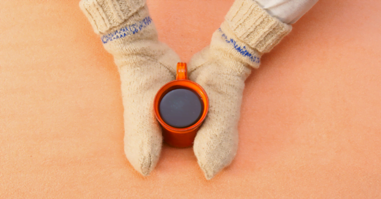 studene-nohy-s-kavou